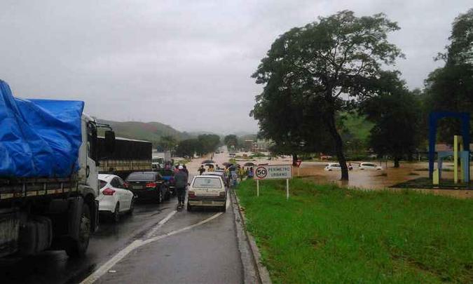 BR-262 foi interditada em Rio Casca. Trânsito flui em siga e pare por conta de alagamento(foto: Polícia Rodoviária Federal/Divulgação) BR-262 foi interditada em Rio Casca. Trânsito flui em siga e pare por conta de alagamento(foto: Polícia Rodoviária Federal/Divulgação)
