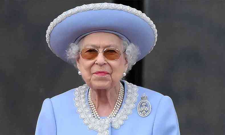 rainha na sacada de palácio vestida de azul 