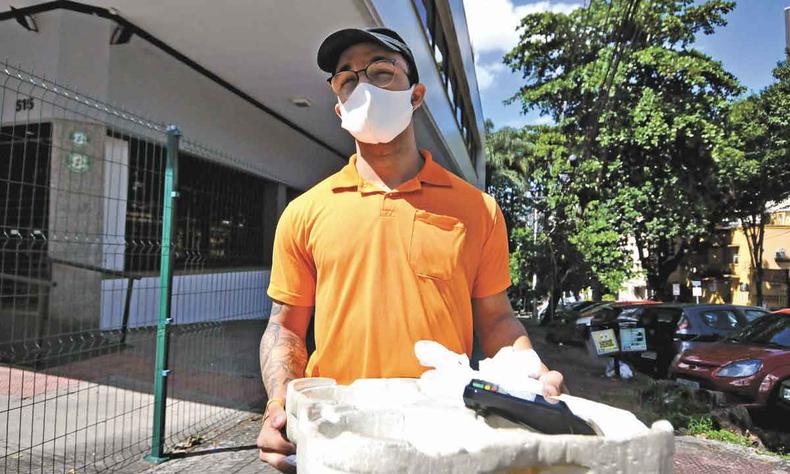 Atendente de restaurantes, Cláudio Júnior Pereira busca se qualificar com cursos e quer tentar concursos(foto: Gladyston Rodrigues/EM/D.A Press) Cláudio Júnior Pereira tem nas mãos um isopor para colocar marmitas