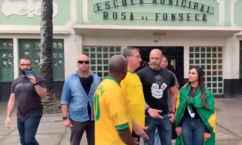 Jair Bolsonaro e Daniel Silveira em frente  Escola Municipal Rosa da Fonseca, na Vila Militar do RJ