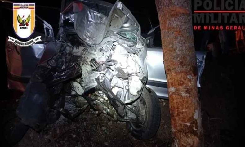 carro bateu em �rvore, motorista ficou ferido e mulher morreu