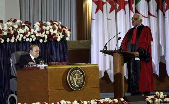 Abdelaziz Bouteflika (esquerda) faz juramento de posse, mesmo debilitado e em cadeira de rodas(foto: Louafi Larbi/Reuters) Abdelaziz Bouteflika (esquerda) faz juramento de posse, mesmo debilitado e em cadeira de rodas(foto: Louafi Larbi/Reuters)