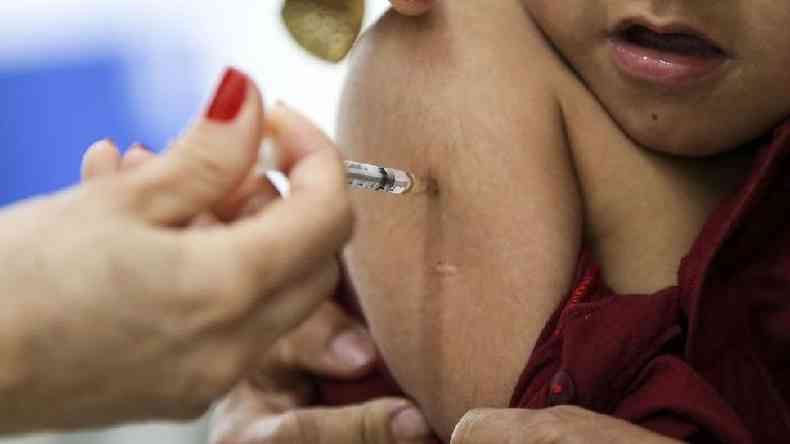 Menino recebendo vacina por meio de injeo intramuscular