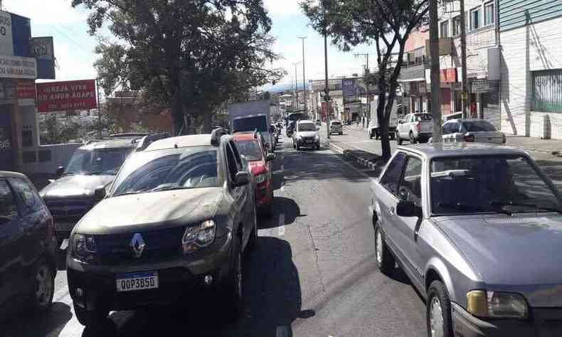Carreata toma conta de avenida em Santa Luzia(foto: Movimento Aqui No/Divulgao )