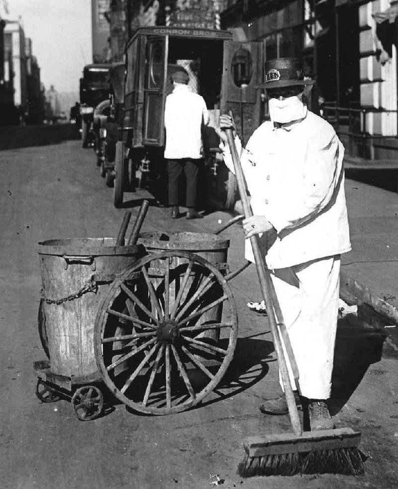 Um funcionário de limpeza pública na cidade de Nova York usa uma máscara para ajudar a controlar a propagação da epidemia de gripe, em outubro de 1918 (Foto de PhotoQuest/Getty Images)(foto: Getty Images) Um funcionário de limpeza pública na cidade de Nova York usa uma máscara para ajudar a controlar a propagação da epidemia de gripe, em outubro de 1918 (Foto de PhotoQuest/Getty Images)