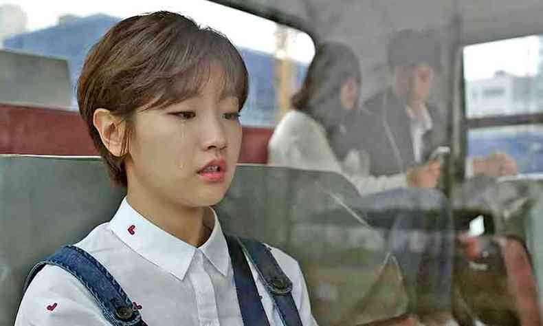So-dam Park, que interpreta a caula trambiqueira em Parasita,  a boa garota do k-drama Cinderela e os quatro cavaleiros(foto: Netflix/divulgao)