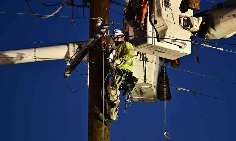 Trabalhador de companhia de energia eltrica em Monterrey, nos EUA