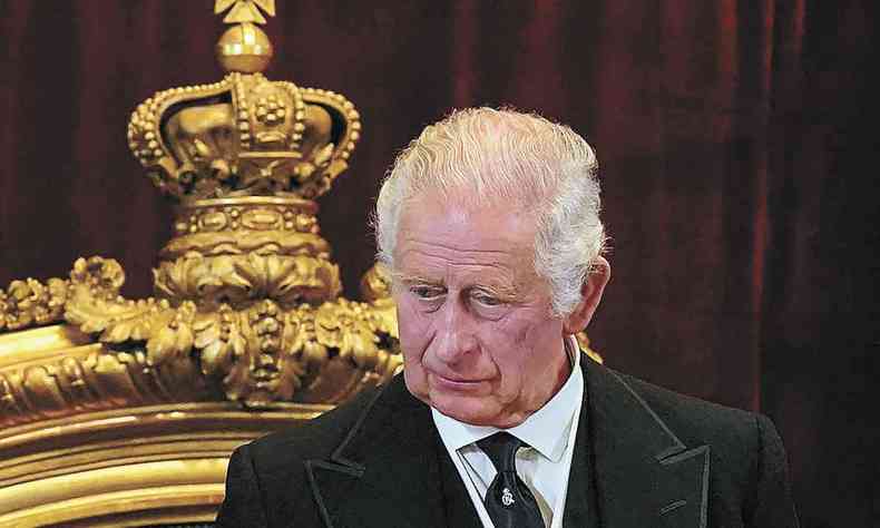 Charles III em frente a uma coroa