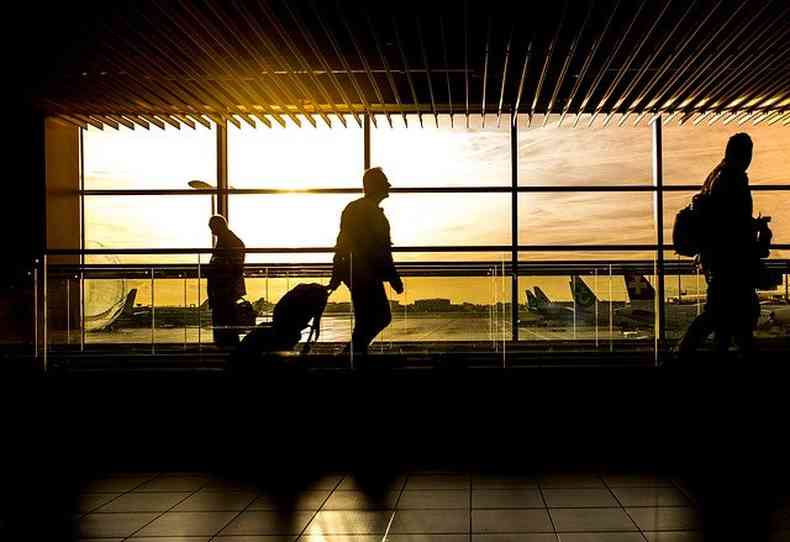 Passageiro em rea de embarque de aeroporto: novas regras tornam mais subjetivos os critrios para atendimento em caso de atrasos(foto: Pixabay)