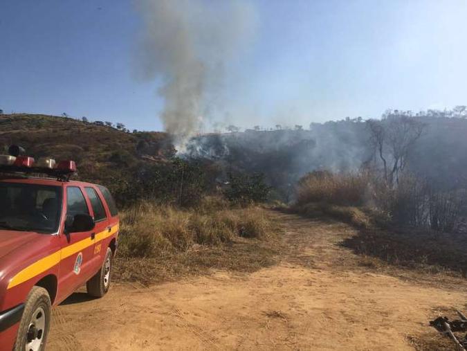 Militares fazem o combate as chamas no parque Serra Verde(foto: Corpo de Bombeiros/Divulgação) Militares fazem o combate as chamas no parque Serra Verde(foto: Corpo de Bombeiros/Divulgação)