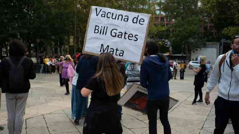 'Vacina de Bill Gates mata', diz cartaz em protesto em Madri; encontrar um culpado  um mecanismo que fornece alvio para muitos(foto: Getty Images)