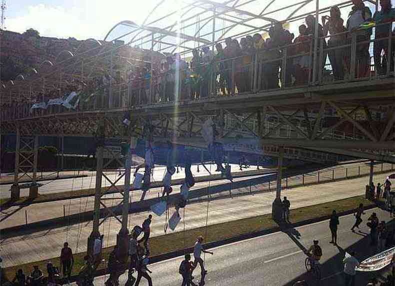 14H42 - INUSITADO Manifestantes descem de rapel da passarela sobre a Avenida Antnio Carlos com Bernardo Vasconcelos