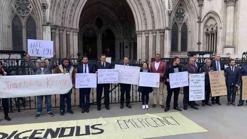 Manifestao em protesto pela tragdia de Mariana em frente a Royal Courts of Justice em Londres