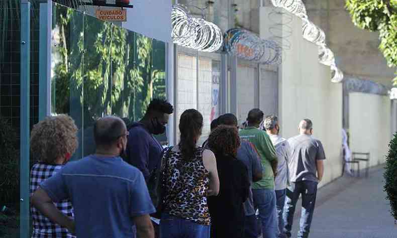 Fila de pessoas  espera pela vacinao contra a COVID-19 em BH(foto: Edsio Ferreira/EM/D.A Press)