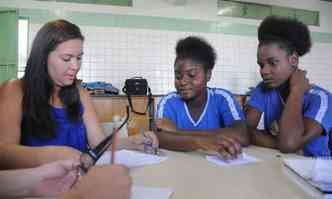 Estudantes de escola municipal de Contagem, Sheika e Archeline, que vivem com uma irmã mais velha, se empenham nos estudos e sonham com carreiras profissionais no Brasil(foto: Beto Novaes/EM/DA Press)