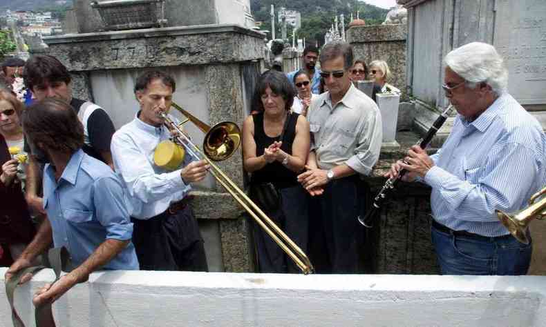 Amigos tocam jazz no sepultamento de Fernando Sabino, em 10 de dezembro de 2004, no Rio