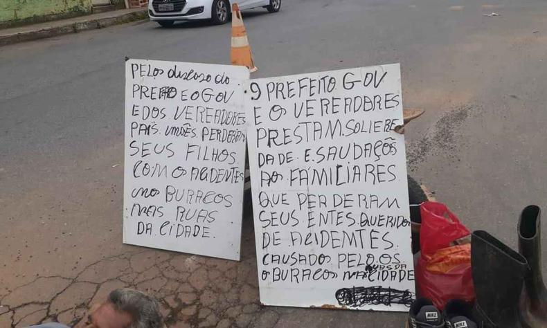 Na foto, placas colocadas pelo homem com crticas a prefeito, vereadores e governo estadual