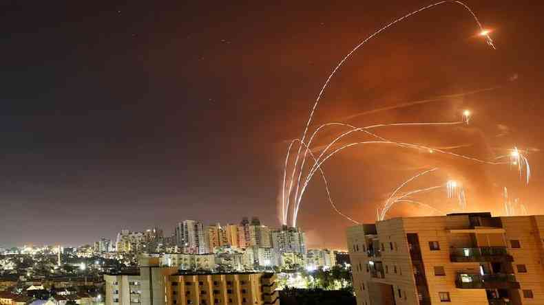 Faixas de luz so vistas em Ashkelon no momento em que o sistema antimsseis Domo de Ferro de Israel intercepta foguetes lanados de Gaza(foto: Reuters)