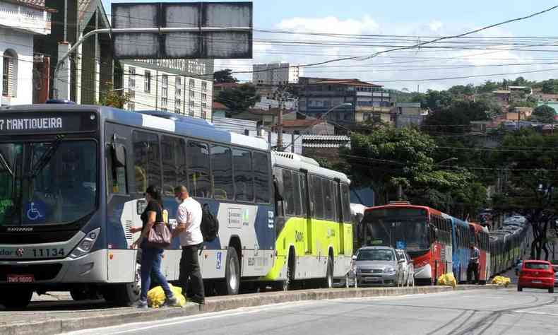 nibus circulam por Belo Horizonte em fila