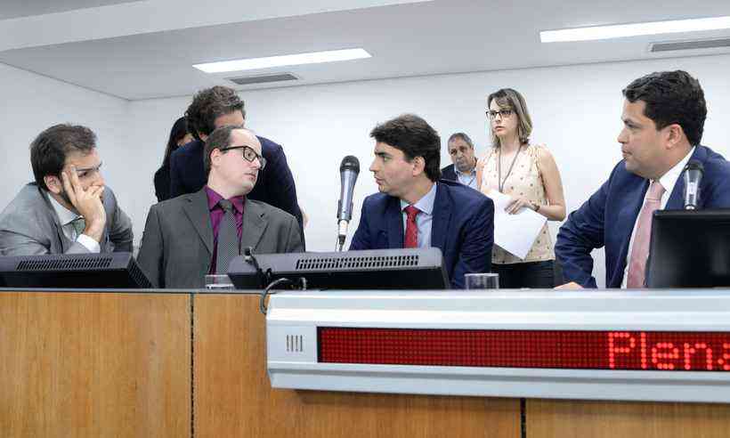 Tadeu Martins, Thiago Cota, Cássio Soares e João Vítor Xavier discutem na reunião(foto: Guilherme Dardanhan)