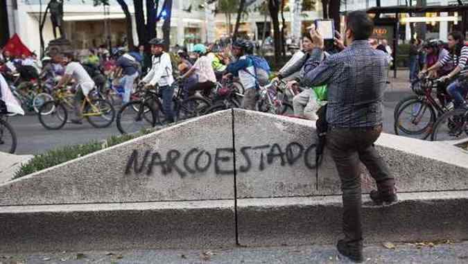 Manifestantes e familiares acusam demora do Estado em dar respostas sobre os 43 estudantes desaparecidos(foto: Brett Gundlock/GETTY IMAGES NORTH AMERICA/AFP)