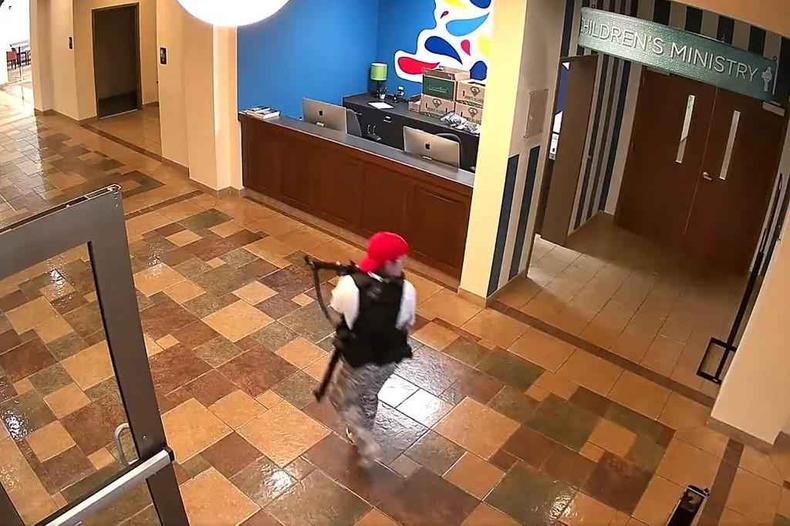 Ex-aluna caminha pelos corredores da escola, em busca de alvos para matar