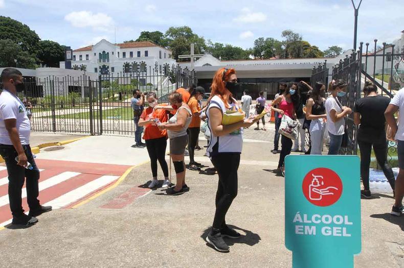 Simuladão Enem 2021 terá opção de provas presenciais e on-line(foto: Jair Amaral/EM/D.A Press) Estudantes chegam para prova do Enem