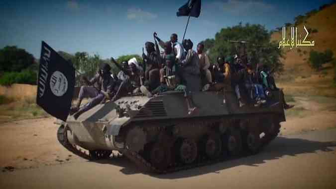 TV mostra integrantes do Boko Haram chegam de tanque  cidade da Nigria(foto: HO/BOKO HARAM/AFP)