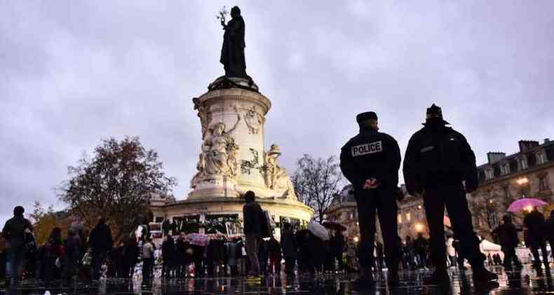 Policiais franceses ficam de guarda na Place de la Republique (Praa da Repblica ) em Paris, neste sbado, enquanto grupos se renem para prestar homenagem s vtimas dos ataques terroristas em 13 de novembro(foto: AFP PHOTO / LOIC Venance)