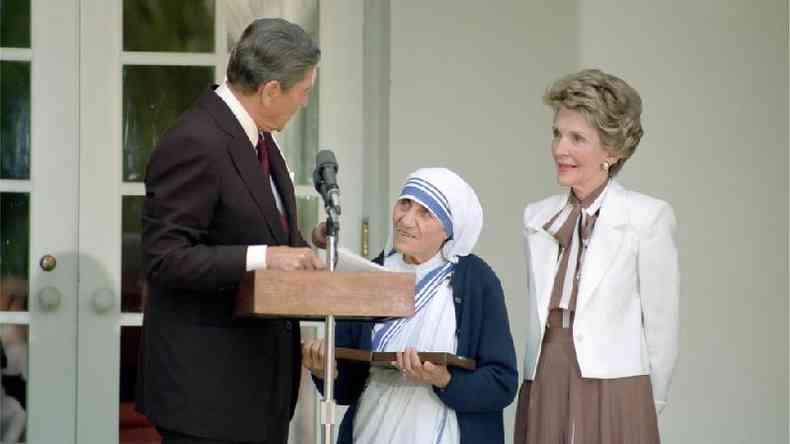 Presidente dos EUA Ronald Reagan durante homenagem a Madre Teresa