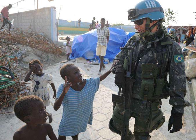Soldado brasileiro com crianças haitianas Soldado brasileiro com crianças haitianas