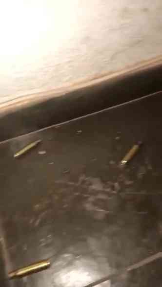 Cartuchos encontrados no chão após disparos(foto: Reprodução da internet/WhatsApp)