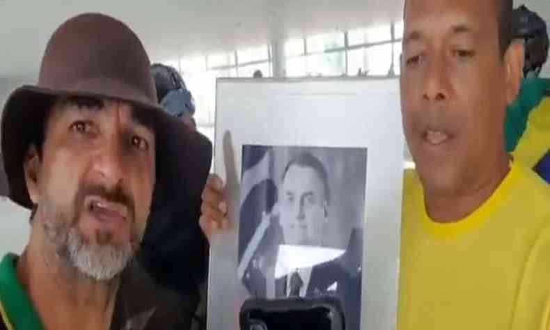 Militantes bolsonaristas seguram quadro com a foto do ex-presidente, Jair Bolsonaro 