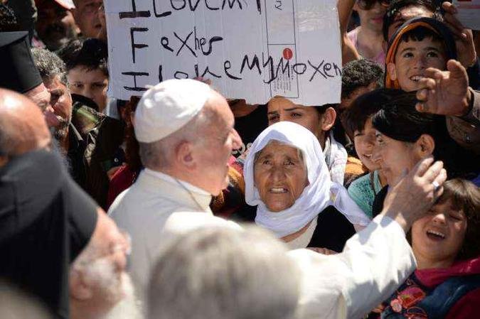 Papa Francisco visitou refugiados neste sábado(foto: FILIPPO MONTEFORTE / POOL / AFP ) Papa Francisco visitou refugiados neste sábado(foto: FILIPPO MONTEFORTE / POOL / AFP )