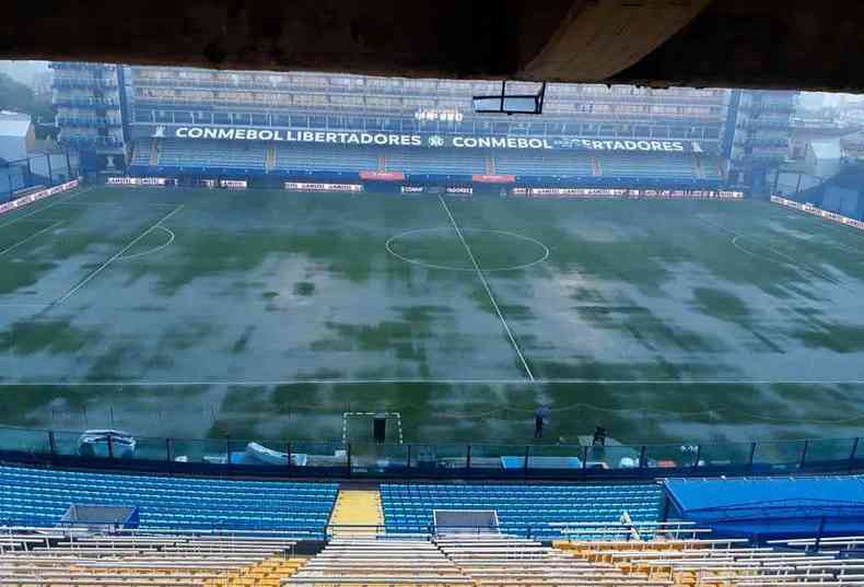 Gramado da Bombonera ficou encharcado por causa da chuva e primeiro jogo da final, entre Boca e River, passou para hoje(foto: AFP)
