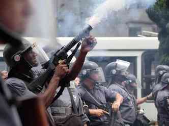 Policiais do Batalho de Choque atiraram dezenas de bombas(foto: FABRCIO BOMJARDIM/BRAZIL PHOTO PRESS/ESTADO CONTEDO)