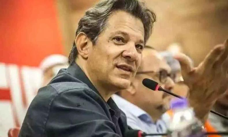Na foto, Haddad fala em microfone em evento da CUT