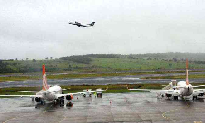 Com equipamento religado, nmero de viagens suspensas caiu de 93, no domingo, para 19, ontem. Reativao pode evitar que passageiros passem parte do recesso no hall do terminal(foto: Paulo Filgueiras/EM/D.A Press)