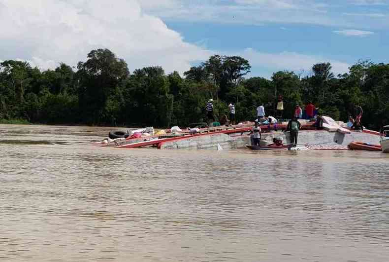 Embarcao levava 97 pessoas e naufragou no Rio Juru(foto: Ronilson Campelo/Arquivo Pessoal)