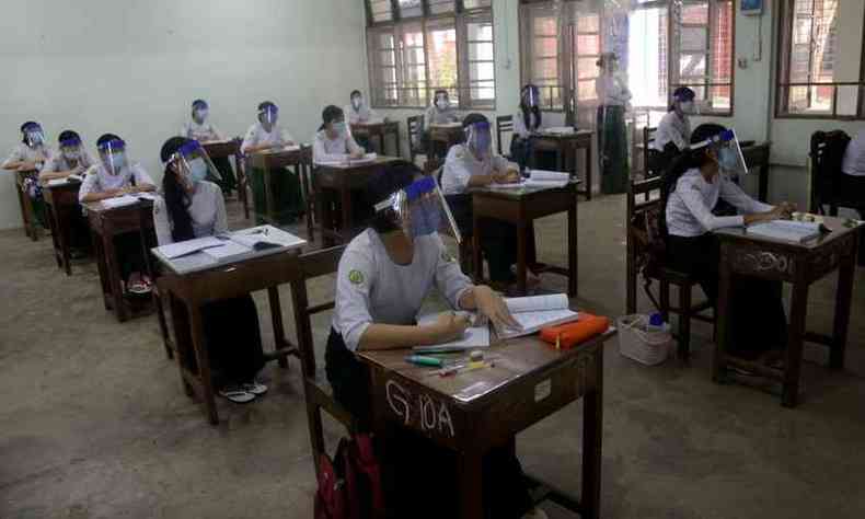 Distncia entre carteiras na sala de aula e uso de mscaras e protetores faciais so fundamentais(foto: Sai Aung Main / AFP)