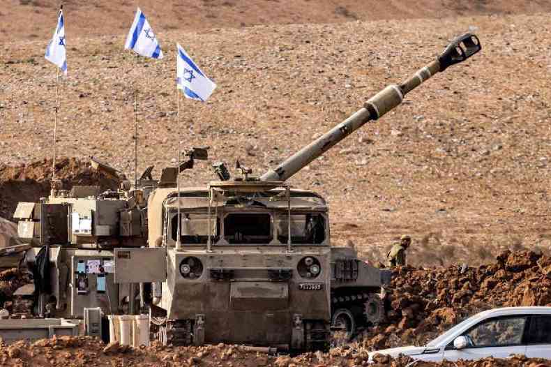 Um obuseiro autopropelido M109 de 155 mm do exrcito israelense  implantado em uma posio ao longo da fronteira com a Faixa de Gaza