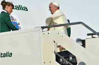 Papa Francisco embarca no avio que o trar ao Rio de Janeiro, para participar da Jornada Mundial da Juventude (foto: AFP PHOTO / ALBERTO PIZZOLI )