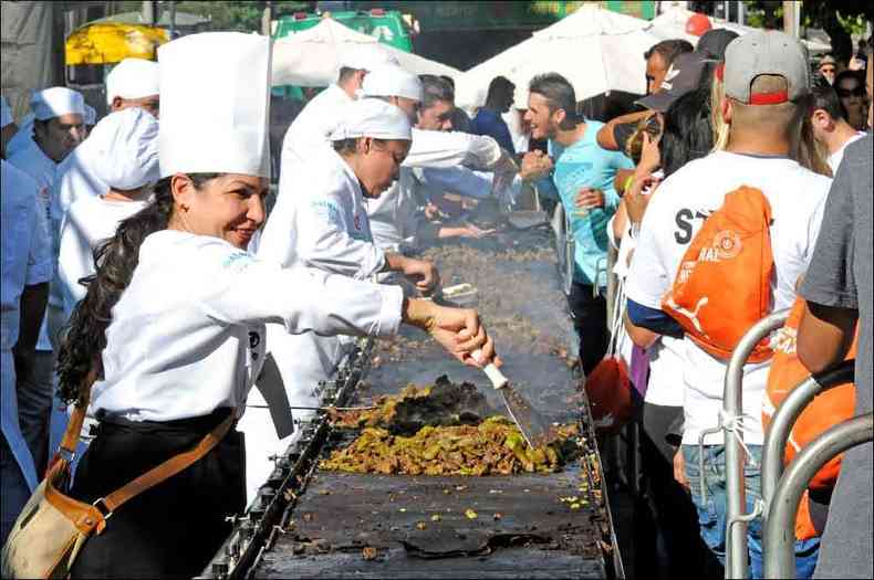 Chefs de cozinha auxiliados por alunos de gastronomia da UNA produziram a maior chapa de jiló com fígado do mundo, que quer entrar no Guiness Book(foto: Túlio Santos/EM/D.A. Press)