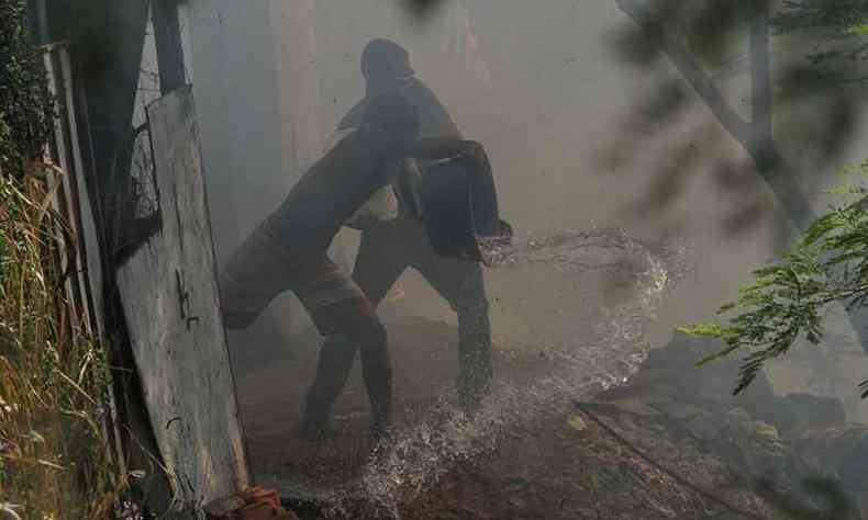 Moradores com baldes para tentar ajudar no combate ao incêndio(foto: Edésio Ferreira/EM/DA Press)
