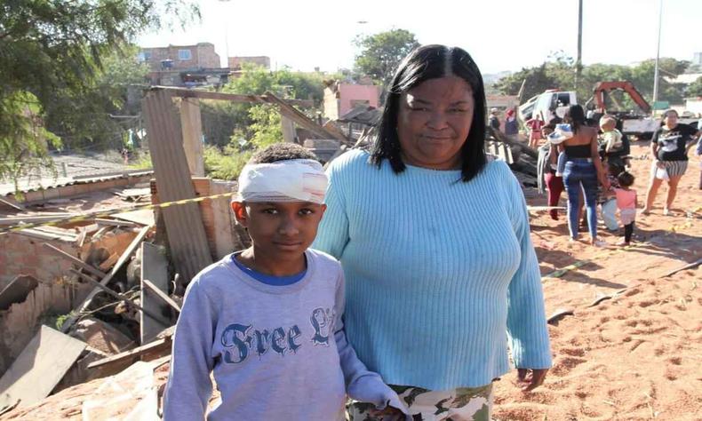 O neto de Ivone Silva Antônio, de 55 anos, ficou ferido no acidente, que atingiu casas às margens do Anel Rodoviário(foto: Edesio Ferreira/EM/D.A.Press) Imagem mostra Ivone com o neto. O menino de 8 anos está com a cabeça enfaixada