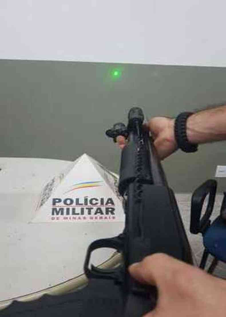 Uma das armas tinha um mira laser acoplado(foto: Divulgao/PM)
