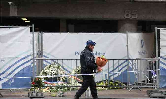 Belgas prestam homenagens s vtimas na estao de Maalbeek, um dos alvos dos atentados de Bruxelas(foto: NICOLAS MAETERLINCK / AFP PHOTO)