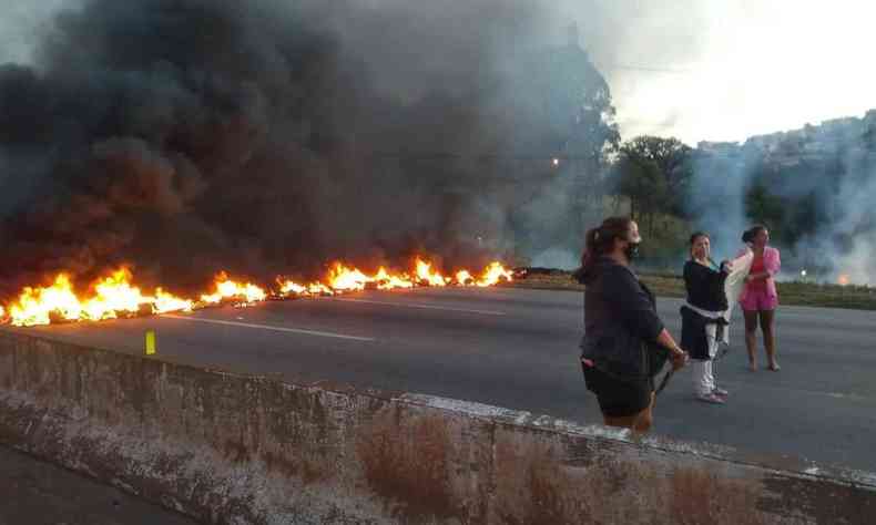 Pneus incendiados interditam Anel Rodovirio