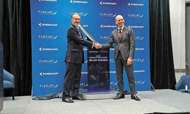 Michael Amalfitano (esquerda), presidente e CEO da Embraer Aviao Executiva, e Michael Silvestro, CEO da Flexjet, comemoram acordo fechado(foto: embraer/divulgao)