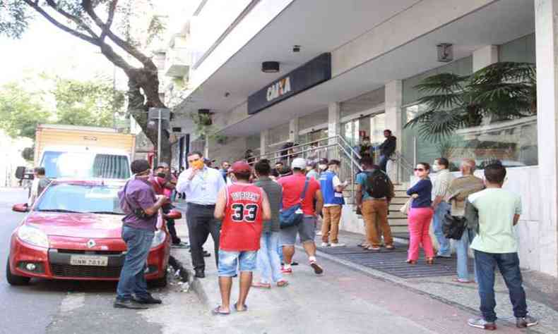 Agncias da Caixa abrem neste sbado para pagamento de benefcios emergenciais(foto: Edesio Ferreira/EM/D.A Press)